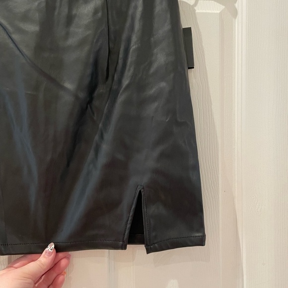 Faux leather mini skirt with small slit - Picture 2 of 7